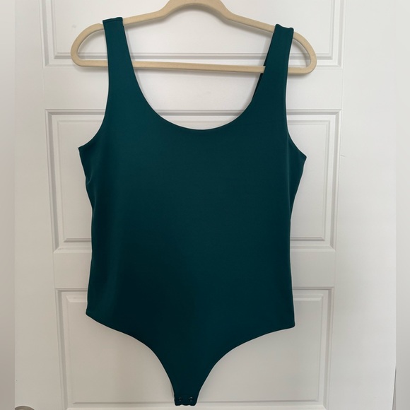 Express Body Contour High Compression Scoop Neck Bodysuit - Picture 2 of 4